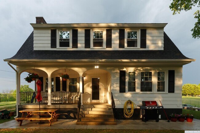 Foto del edificio - 426 Spook Rock Rd