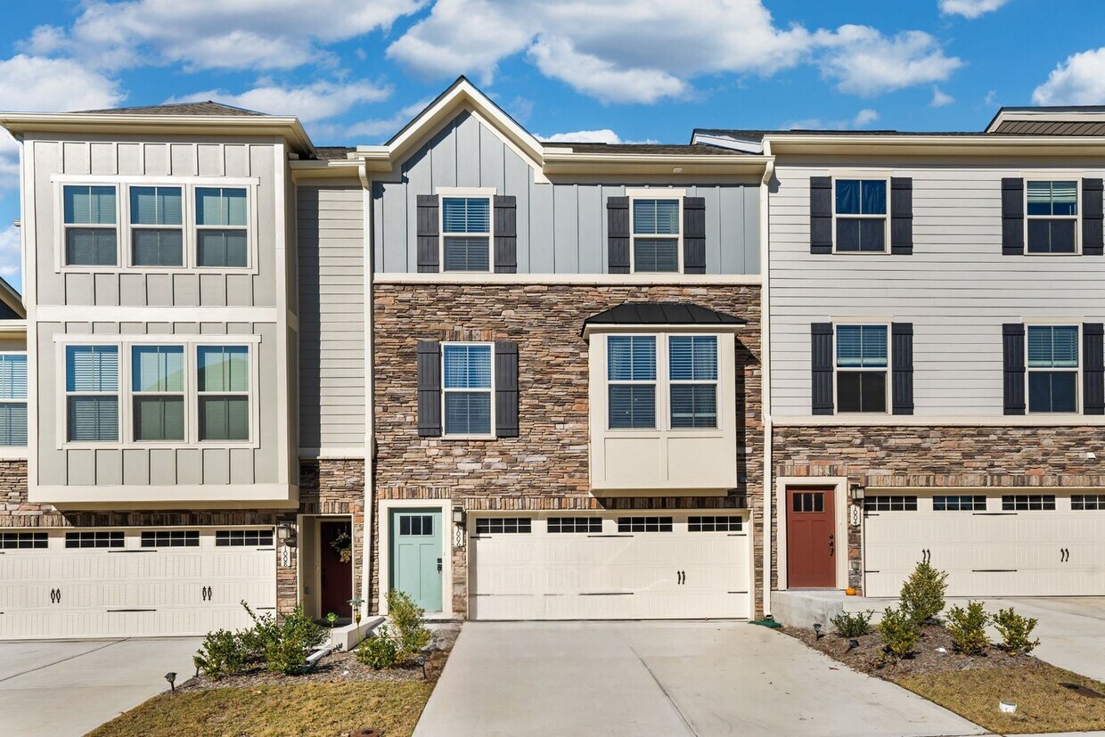 Foto principal - Gorgeous 4 Bedroom Townhome In Desirable W...
