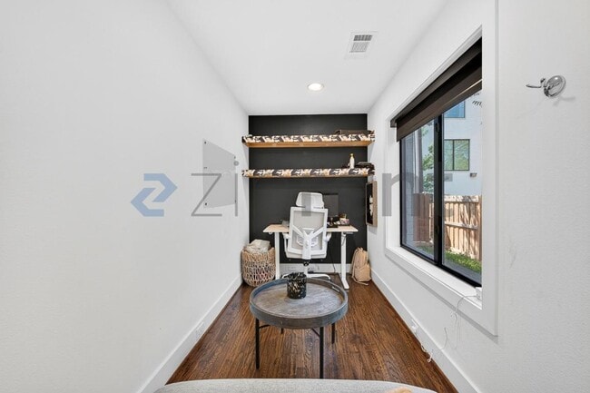 Building Photo - Unit E