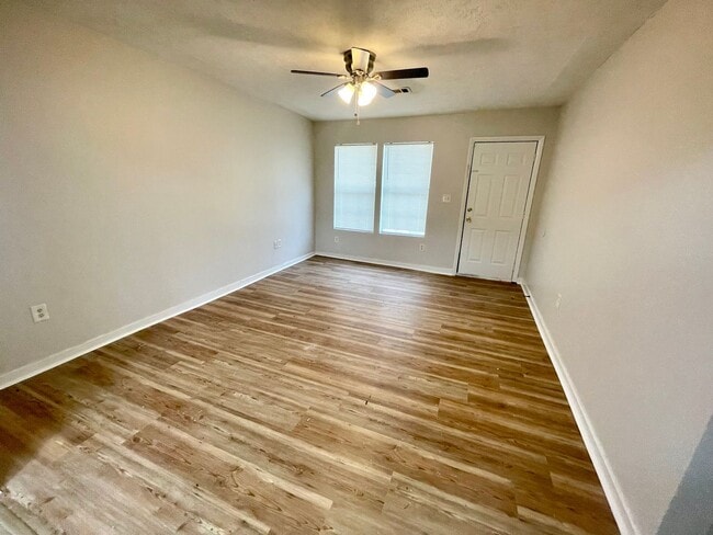 Building Photo - 3 Bed/1.5 Bath Available in Downtown Brandon!