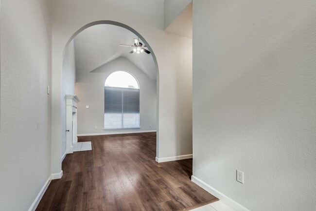 Building Photo - 2317 Suntree Ln