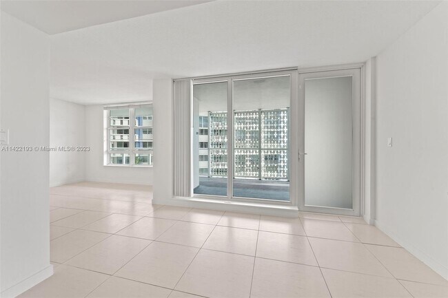 Building Photo - 910 West Ave