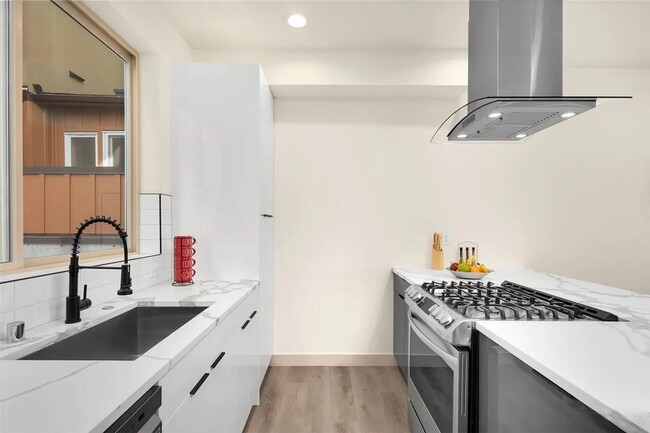 Foto del edificio - Ballard Townhome