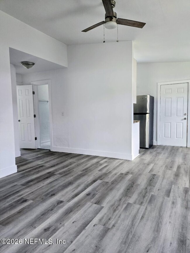 Building Photo - 3827 Eve Dr W