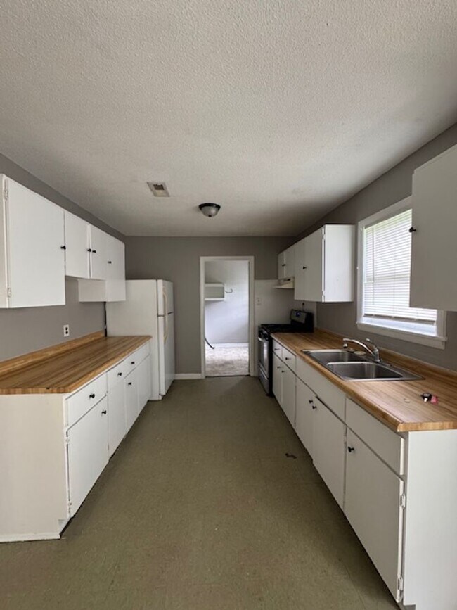 Building Photo - CREEKWOOD