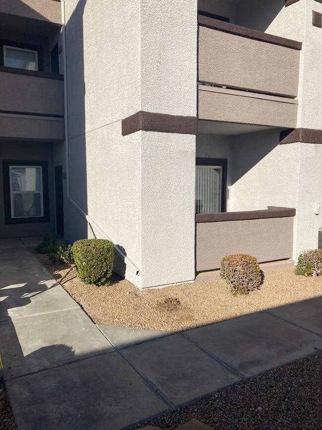 Building Photo - 1 bedroom Southwest Tuscano condo - 1st floor unit - New LVP Flooring