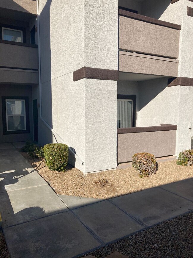 Foto del edificio - 1 bedroom Southwest Tuscano condo - 1st floor unit - New LVP Flooring