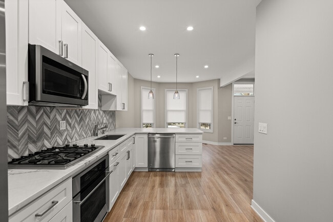 Building Photo - 3608 W Diversey Ave