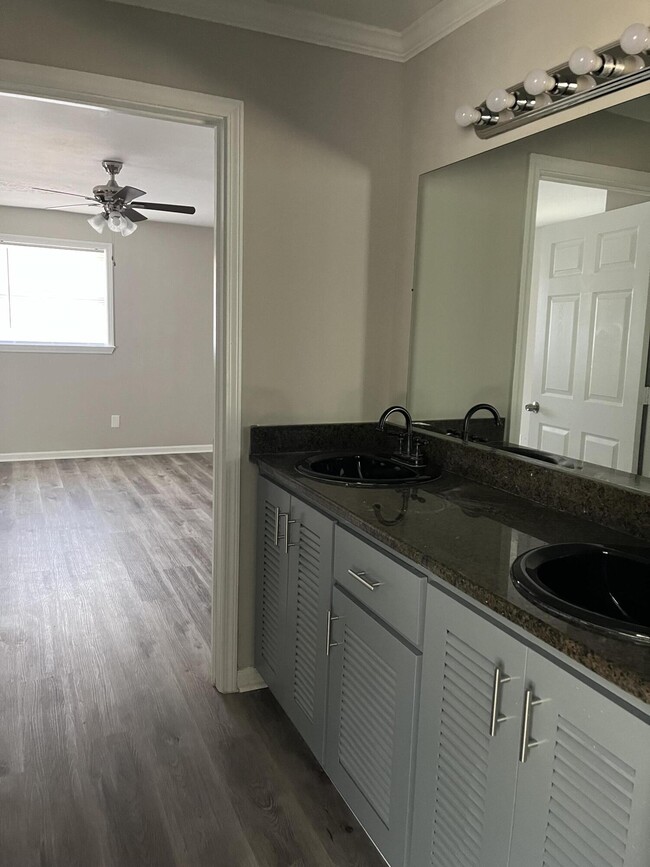 Foto del edificio - 2127 Silverdale Rd