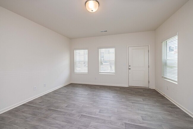 Building Photo - BEAUTIFUL 2 Bedroom Townhome in Midland Av...