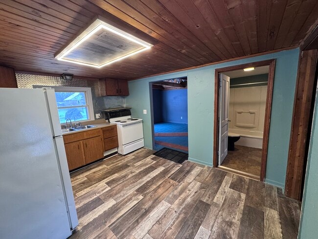 Building Photo - 1301 Hillcrest St