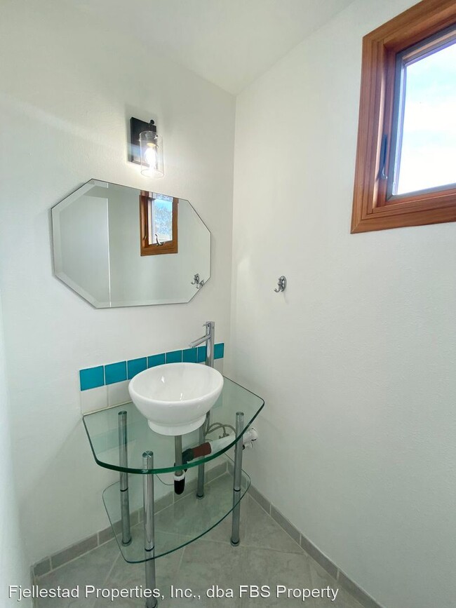 Building Photo - 3 br, 3 bath House - 13366 Caminito Mar Villa