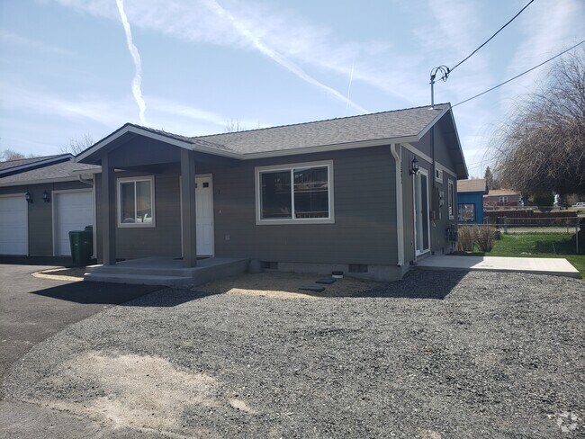 Building Photo - 1541 Derby St