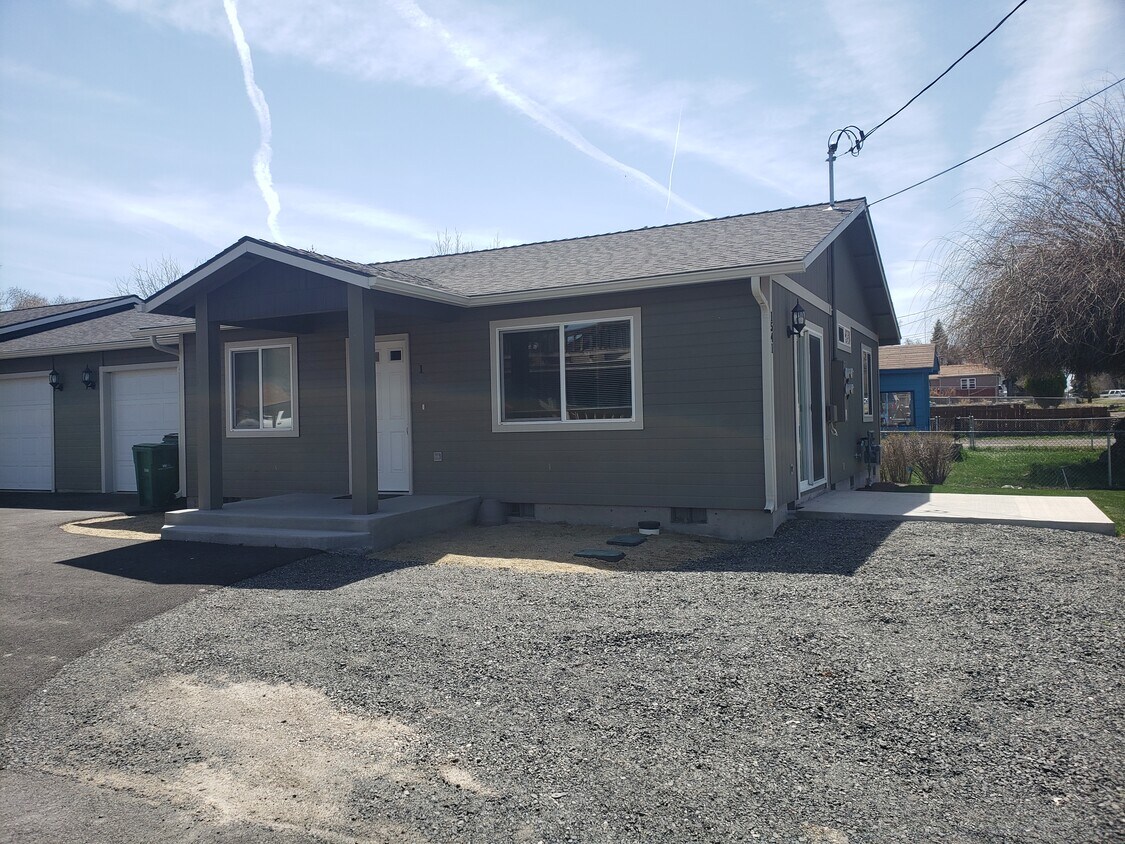 Primary Photo - 1541 Derby St