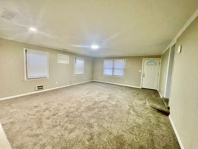 Building Photo - Welcome to this charming 3-bedroom, 1.5-bathroom home located in the desirable Newton, NC.