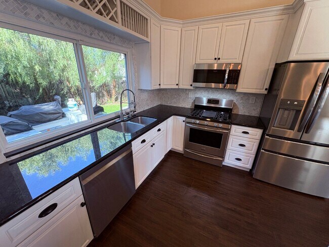 Foto del edificio - Upgraded 3 bedroom, 2 1/2 bath home with HUGE private yard.  This is a true hidden gem.