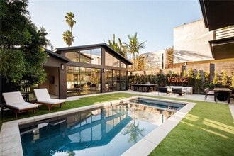 Building Photo - 354 5th Ave