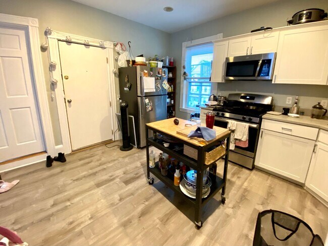 Foto del edificio - Mission Hill Modern 4bed / 2bath with laundry in unit- available September 2026