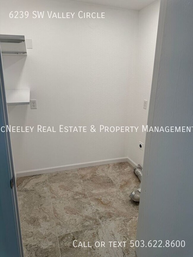 Building Photo - Beaverton, Top Unit, Two Bedroom,  One Bat...