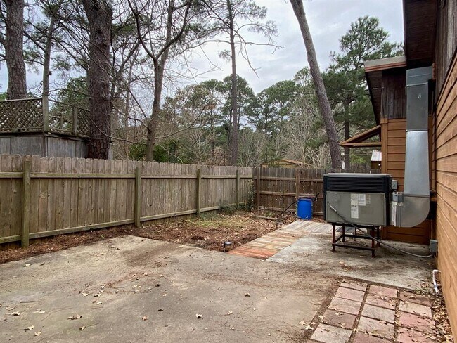 Foto del edificio - 104 Briar Forest Dr