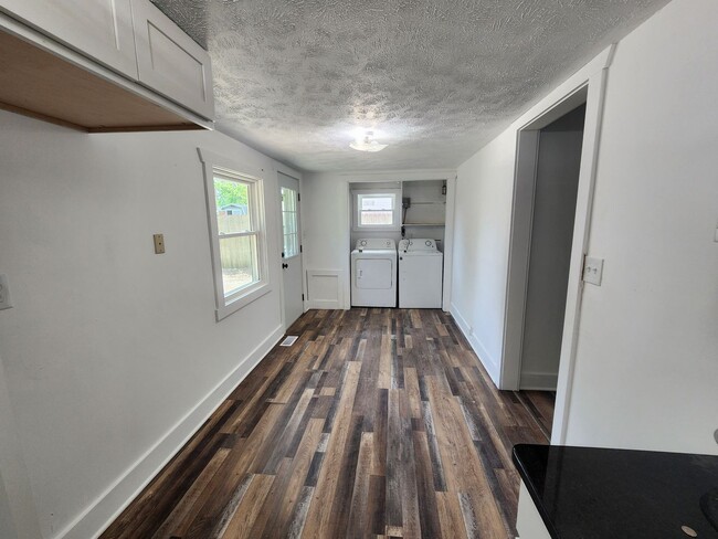 Building Photo - 3 bed 1 bath Ranch