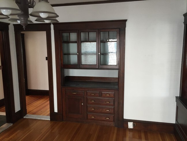 Comedor - 103 Barnes Ave