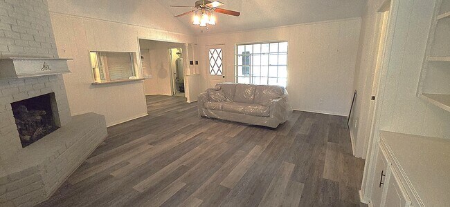 Sala de estar con chimenea, armarios empotrados y guardarropa. - 12814 Westhorpe Dr