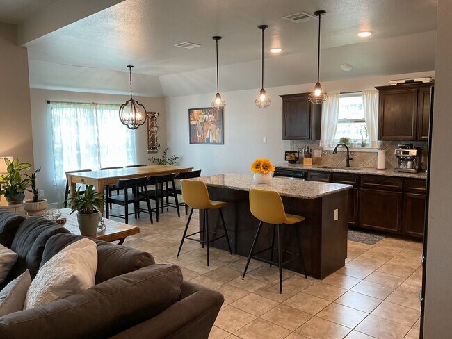 Foto del edificio - Beautiful 4 Bedroom 2 Bath Home
