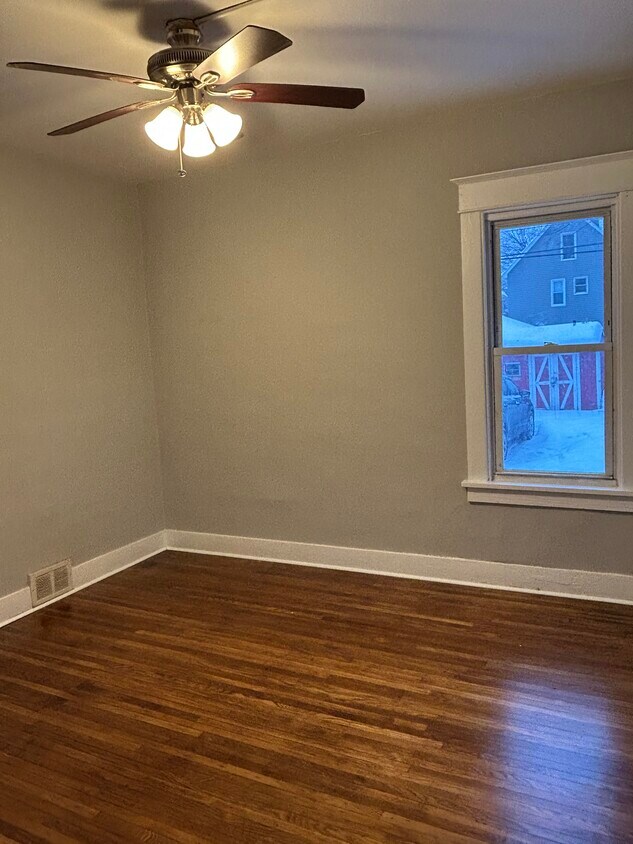 Building Photo - 15 Meriden St