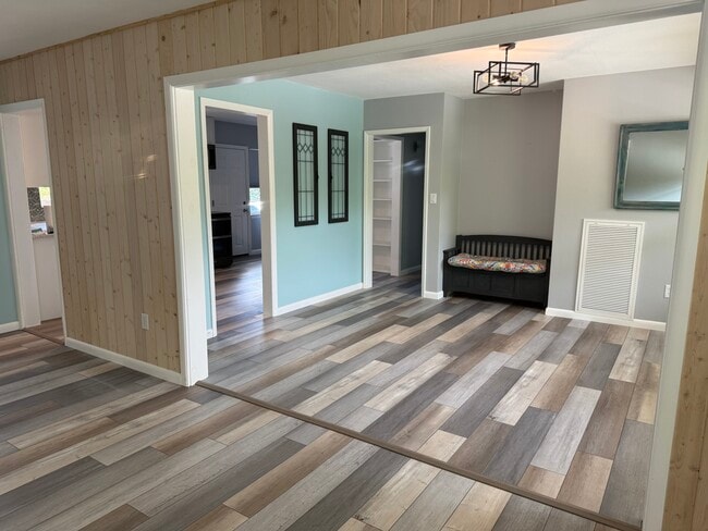 Building Photo - 602 8th St