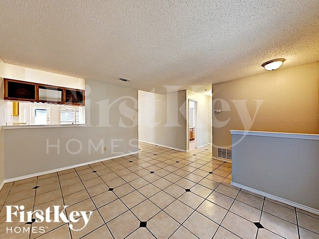 Building Photo - 4949 Oak Hollow Dr