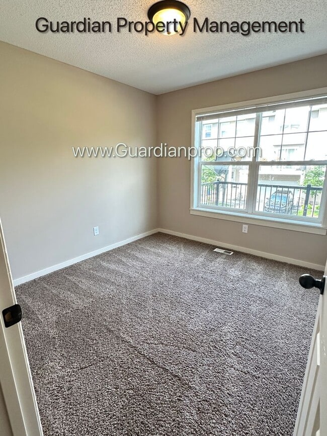 Foto del edificio - Champlin Town Home, 2 Car Garage, Balcony,...