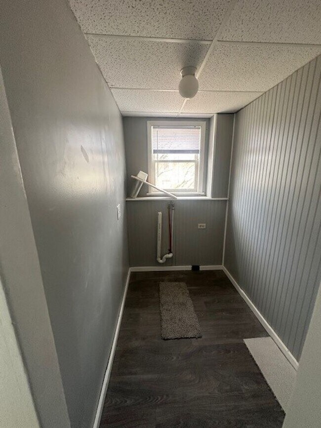 Building Photo - 4 bedroom 1 bathroom