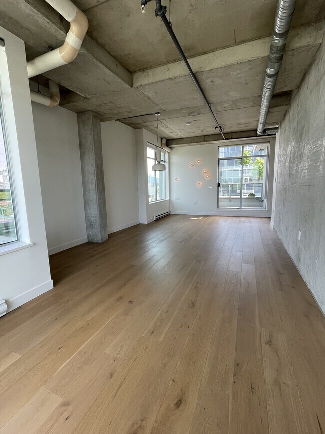 Photo du bâtiment - 495 W 6th Ave