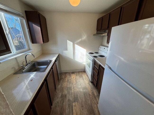 Building Photo - 2-bedroom / 1-bath, Near Transportation