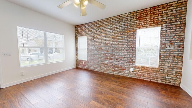 Building Photo - 3 Bedroom 2.5 Bath Home Available for Long...