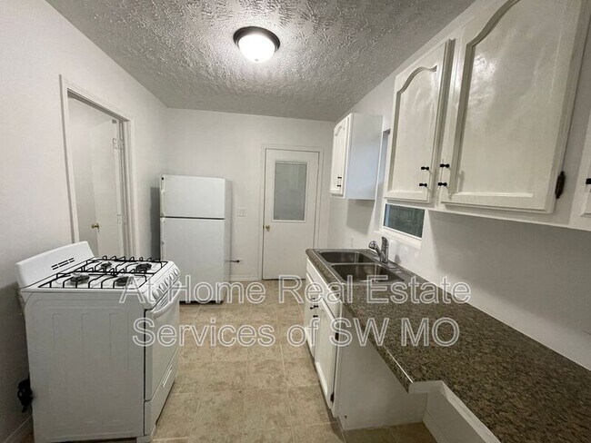 Foto del edificio - 1104 S Weaver Ave