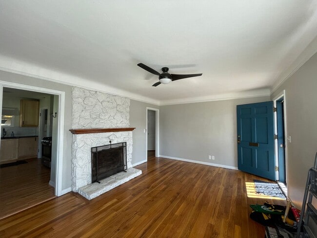 Building Photo - St. Johns 1940s 2Bd 1Ba home with updated Kitchen and a Basement! Features a Stained glass Outdoo...