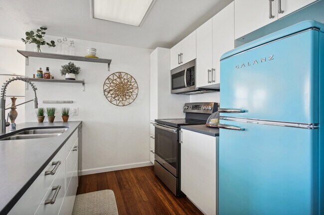 Cocina con nevera retro - 988 Franklin St