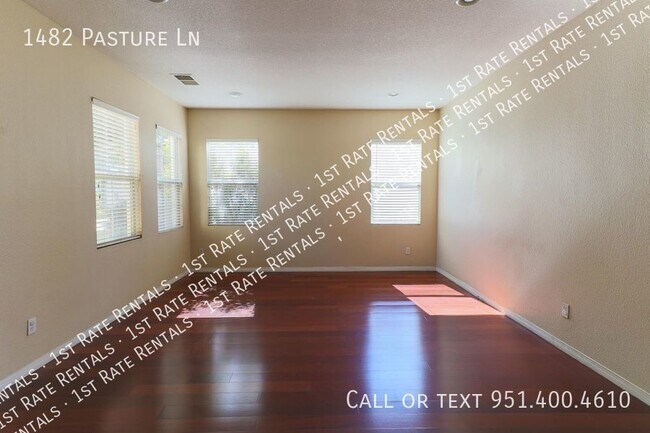 Building Photo - Extra large and awesome layout!