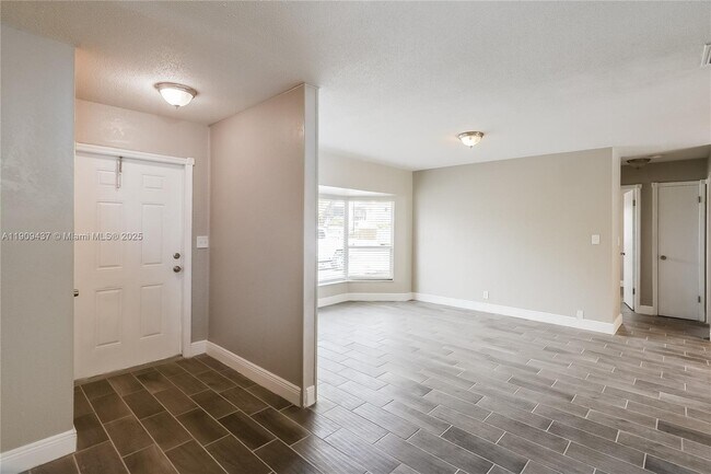 Foto del edificio - 2360 NW 60th Ave