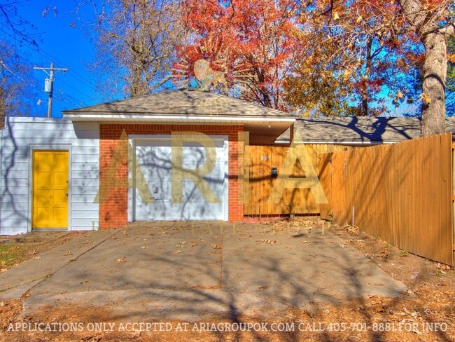 Building Photo - *COMING SOON!* UPDATED 3 BED/2 BATH DUPLEX...
