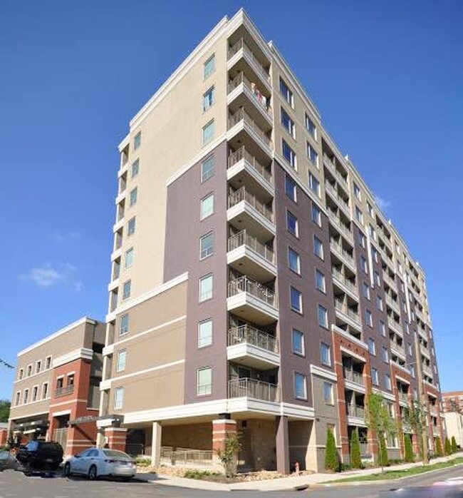 Foto del edificio - Lake Plaza Condominiums 3BD/2BA