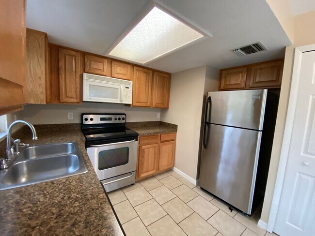 Building Photo - Cozy 2 Bed, 1 Bath Duplex in Eustis, FL!