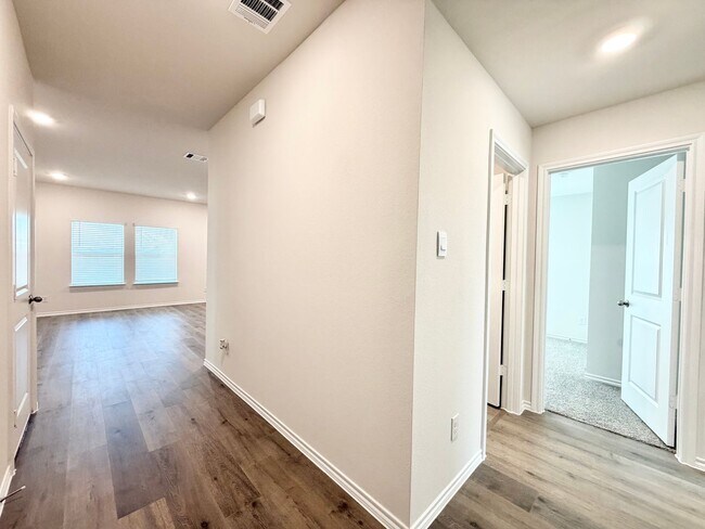 Foto del edificio - Brand-New 3BR Home in Creeks at Burnett Trail with Open Layout & Covered Patio!