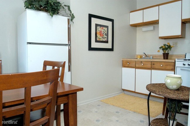 Building Photo - 2 br, 1 bath  - Main Jewett Apartments