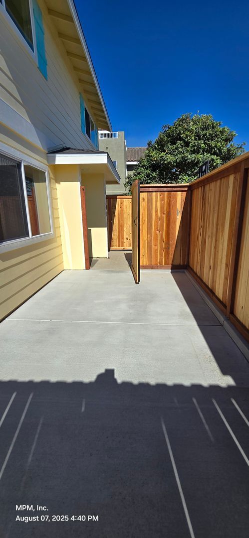 Building Photo - 2 bed 1.5 bath Apartment