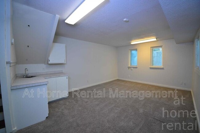Building Photo - 8316 S Pittsburg Ave