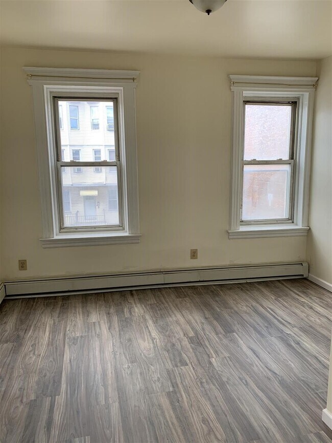 Building Photo - 570 West Side Ave