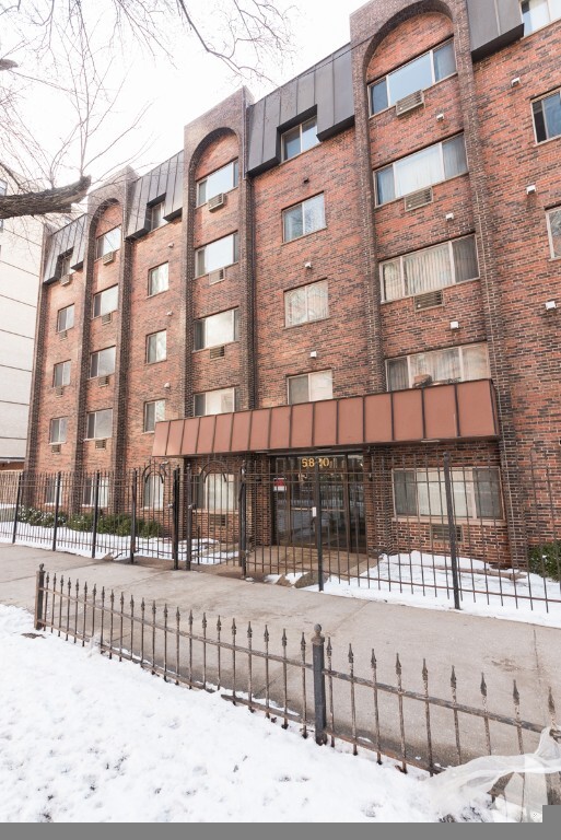 Building Photo - 5820 N Sheridan Rd